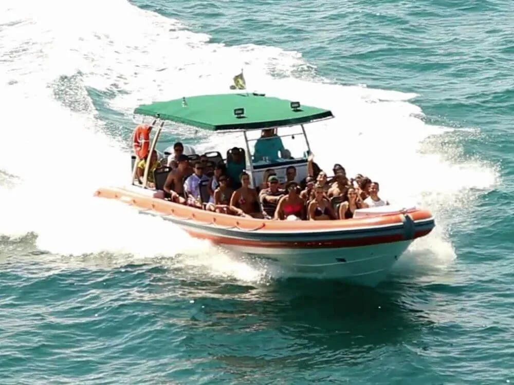 Se divirta em um passeio de Super Boat em Ilhabela com destino a Praia do Bonete e a para a Praia de Indaiauba! 1