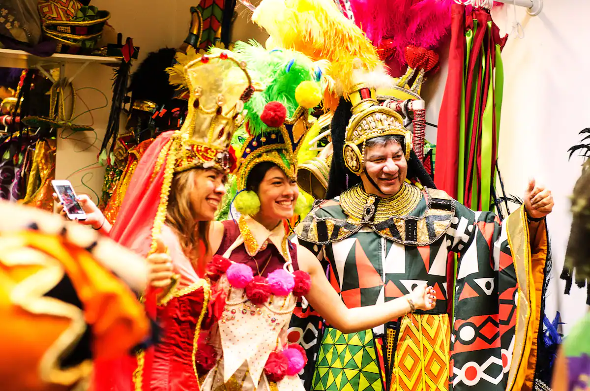 Conheça todo os bastidores do Carnaval na Cidade do Samba com drink de boas-vindas! 6