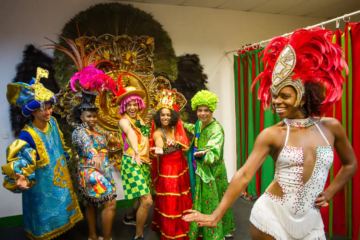 Conheça todo os bastidores do Carnaval na Cidade do Samba com drink de boas-vindas! 3